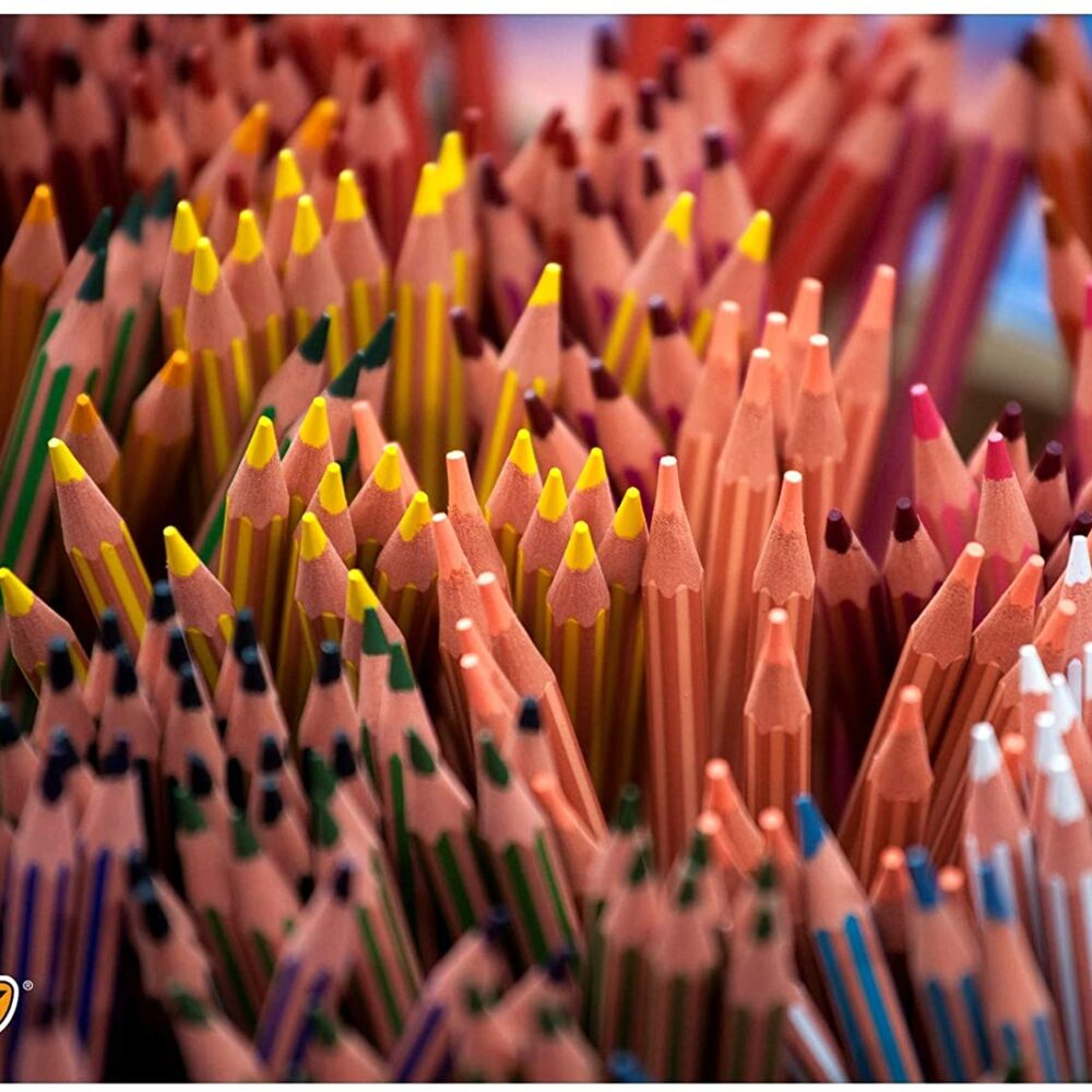 أقلام خشبية ملونة